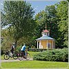 Schellenhäuschen mit Radfahrern im Schlosspark