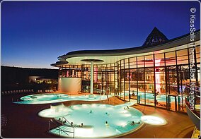 Nachtansicht KissSalis Therme (Bad Kissingen, Rhön)